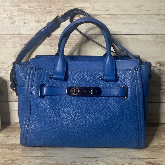 Coach Handbags - COACH swagger 21 carryall purse L1621-34816